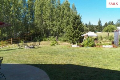 Landscaped Fenced Back Yard w/raised garden Beds, 