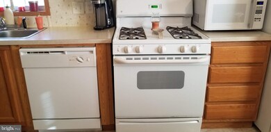 1247 Broadway Ave, Reading, PA 19606 - photo 4