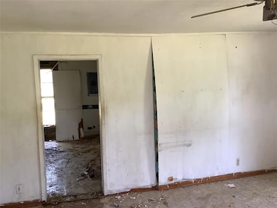 411 W Nebraska Ave, Walters, OK 73572 - photo 3