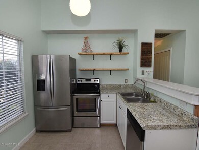 737 sloop pointe Kitchen