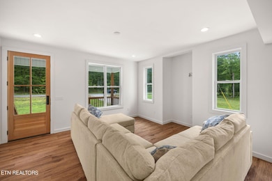 9-web-or-mls-1023-w-laurel-way