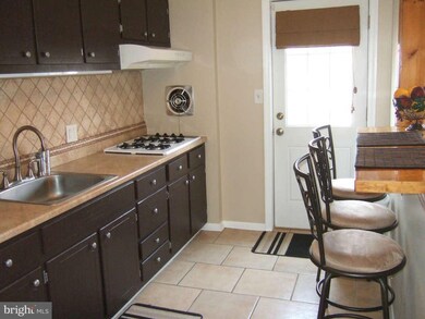 910 Circle Dr, Halethorpe, MD 21227 - photo 6