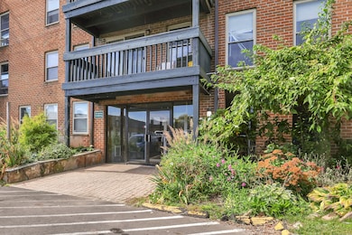 136 Kane St unit B10, West Hartford, CT 06119 - photo 2