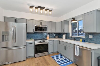 4449 N 40th St-large-013-017-TOD4709-150