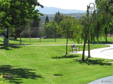 TWO MINUTE WALK TO AURORA PARK