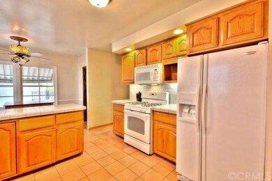 Large kitchen with breakfast knook and lot's of wi