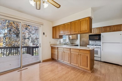 EAT IN KITCHEN WITH SLIDERS TO DECK * LAMINATE WOO