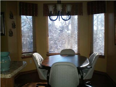 LIGHT & AIRY KITCHEN DINING AREA WITH TRIPLE BAY W