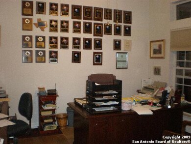 8745 Phoenix Ave, Universal City, TX 78148 - photo 6