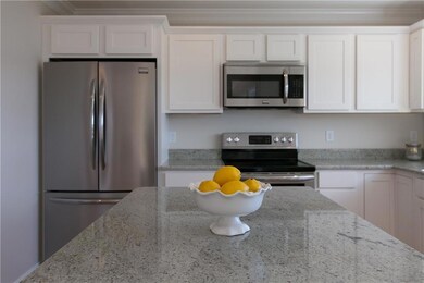 Eat-in kitchen, granite counters,...