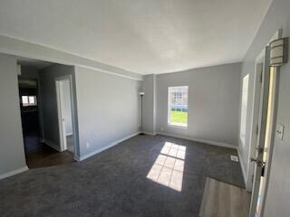 323 N 10th living room