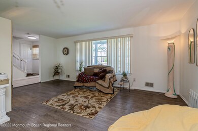 05_9RemsenDr_165_LivingRoom_HiRes