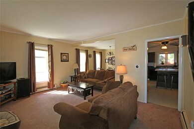 Nice large living room L with dining area - Newer 