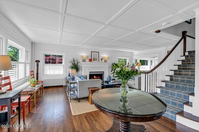 Entry hall / living room