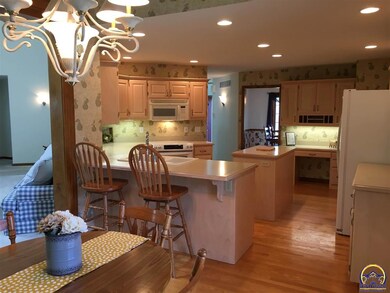 6121 SW 39th St, Topeka, KS 66610 - photo 2