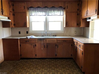 512 Sands Cir, Reidsville, NC 27320 - photo 4