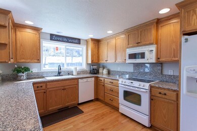 2530 Meadow Creek Dr, Medford, OR 97504 - photo 2