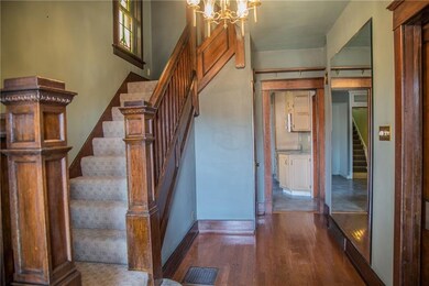 Welcome your guest in your large and bright Entry 