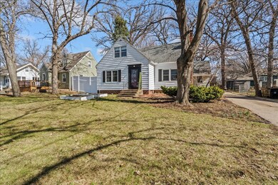 1826 Rainbow Dr, Cedar Falls, IA 50613 - photo 2