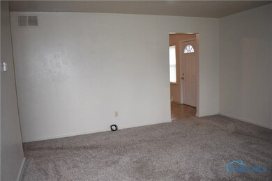 Large living room w/ new carpet & paint.