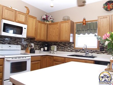 1743 SW Stone Crest Dr, Topeka, KS 66615 - photo 7