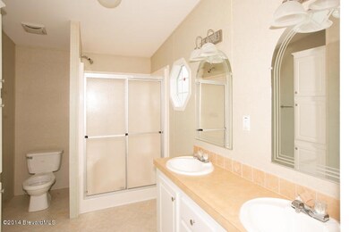 818 Thrush - Master Bedroom - Bathroom