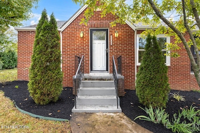 2327 Woodrow Dr, Knoxville, TN 37918 - photo 3