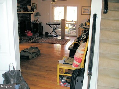 7771 Newington Woods Dr, Springfield, VA 22153 - photo 4