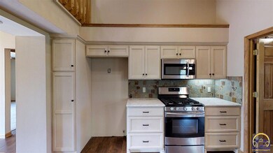 7821 SW Hiawatha Dr, Topeka, KS 66615 - photo 3