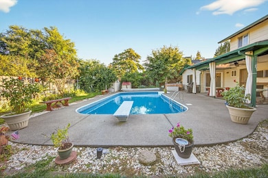 1065 Edwina Ave, Central Point, OR 97502 - photo 2