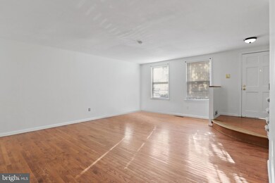 2527 Windbreak Dr, Alexandria, VA 22306 - photo 3