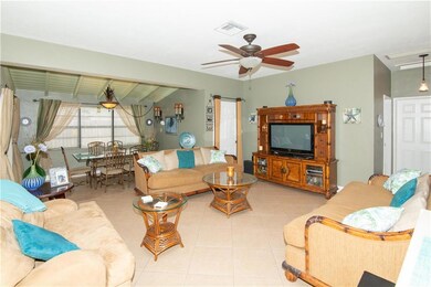 Spacious living room / Florida Room