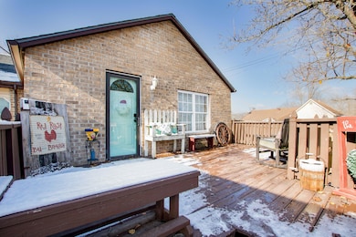 211 N Maple St-25