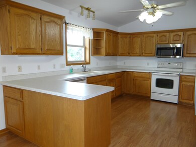 W2821 Pine Ridge Ct, Belleville, WI 53508 - photo 5