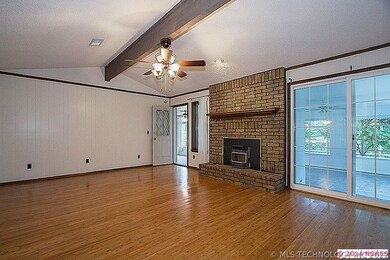 Beautiful bambo floors in large Living Room and Fo