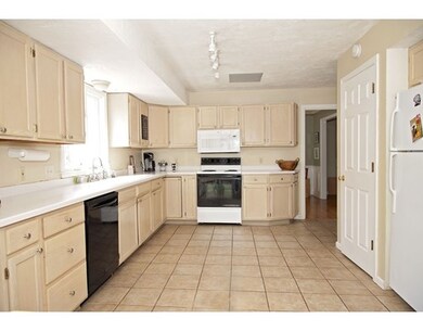 61 Hillando Dr, Shrewsbury, MA 01545 - photo 5