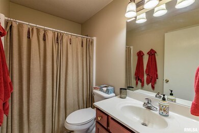 4801 N Division St unit B, Davenport, IA 52806 - photo 4