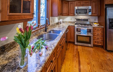 47 Barque Cir. kitchen