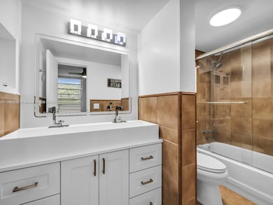 8401 Lagos de Campo Blvd unit V210, Tamarac, FL 33321 - photo 5