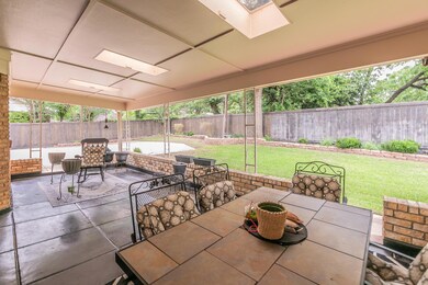 524 Oak Park Dr, Hurst, TX 76053 - photo 4