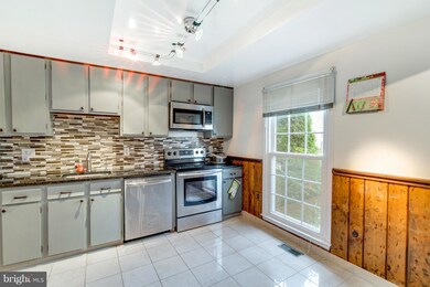 7907 Bethelen Woods Ln, Springfield, VA 22153 - photo 5