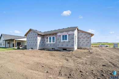 909 Sundance St, Valley Springs, SD 57068 - photo 4