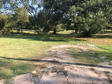 812 S 6th St, Bonham, TX 75418 - photo 4