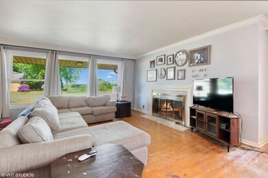 02_969BainbridgeCenterRd_1_LivingRoom_Hi