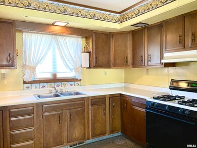 906 Peoria St, Lincoln, IL 62656 - photo 5