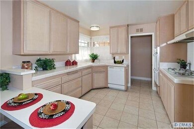 Big open kitchen with bar