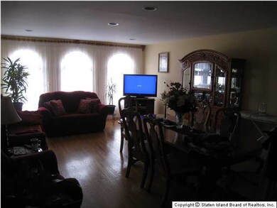 210 Essex Dr, Staten Island, NY 10314 - photo 3