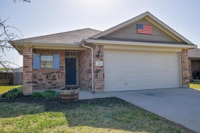 223 Candlewood Cir, Gainesville, TX 76240 - photo 2