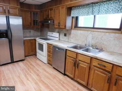 218 1/2 Penn St, Tamaqua, PA 18252 - photo 2