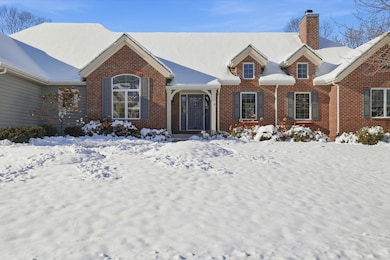 601 N Thornbush Cir, Hartland, WI 53029 - photo 2